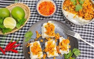 Đĩa bánh mặn miền Tây hoàn chỉnh rắc nhân và chan nước chấm chua ngọt