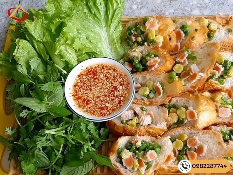 Đĩa bánh mì hấp nhân thịt rau củ hấp dẫn