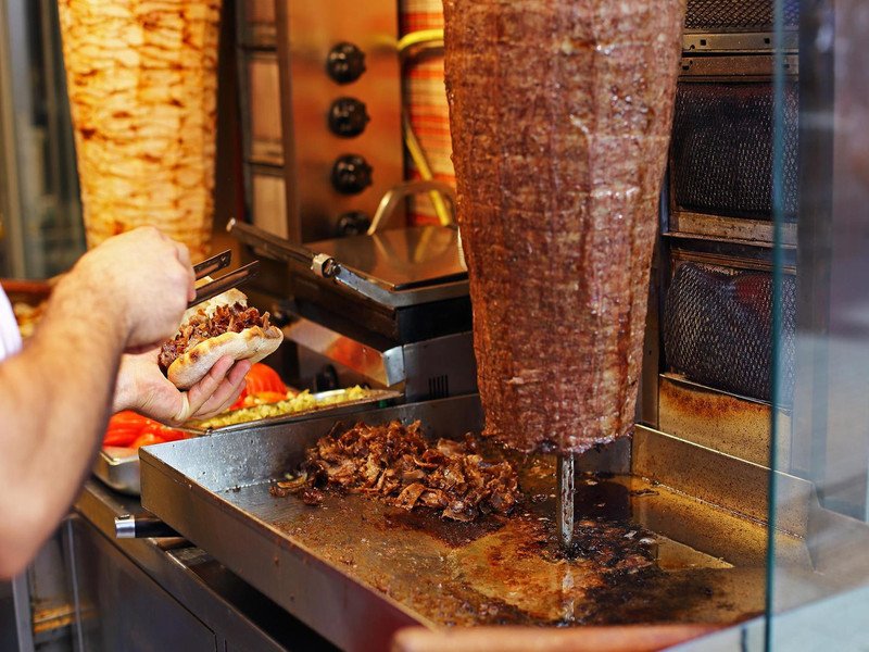 Đĩa bánh mì kebab đầy đặn với các thành phần đa dạng, cần biết 1 cái bánh mì kebab bao nhiêu calo để điều chỉnh chế độ ăn