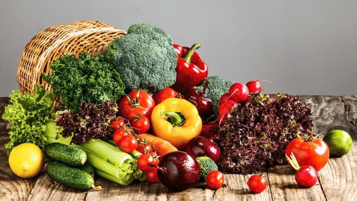 Đĩa bánh nậm ăn kèm rau sống, gợi ý về sự cân bằng dinh dưỡng cần thiết để tránh thiếu hụt dưỡng chất.