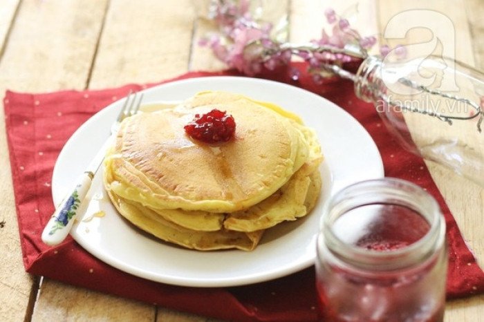 Đĩa bánh pancake bơ mật ong mềm xốp, vàng ươm sẵn sàng cho bữa sáng gia đình