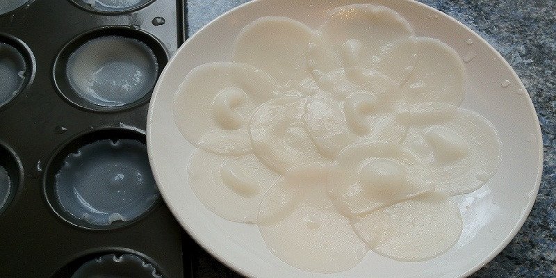 Đĩa bánh phồng tôm được chế biến bằng cách nướng hoặc hấp, hạn chế dầu mỡ