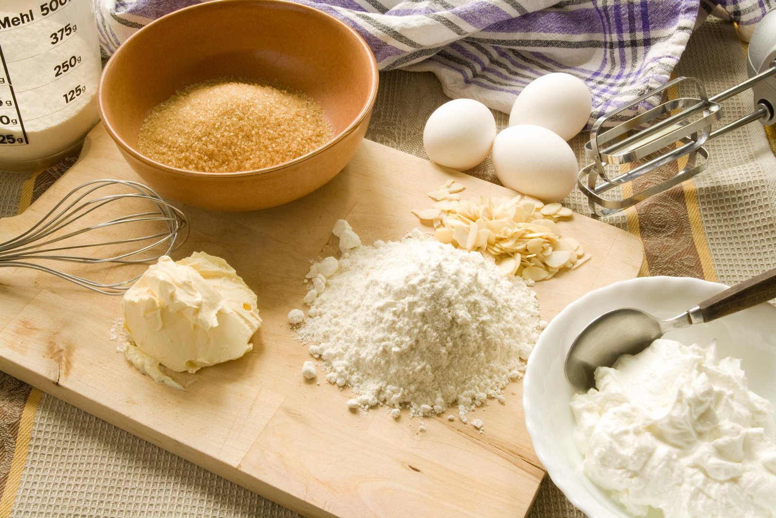 Đĩa bánh quy bơ giòn tan vừa nướng xong, sẵn sàng thưởng thức