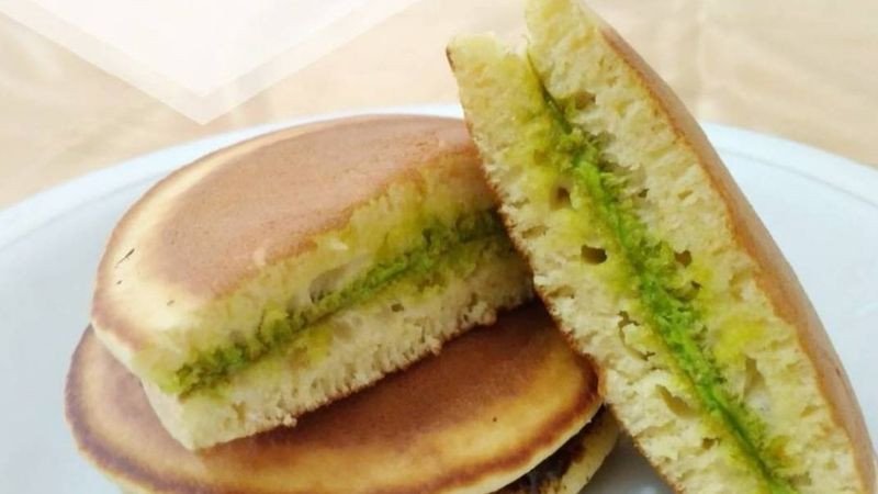 Đĩa bánh rán Doremon nhân trà xanh thanh mát, hương vị mới lạ hấp dẫn.