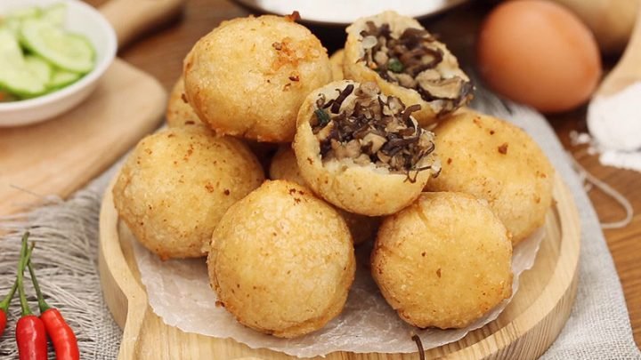Đĩa bánh rán mật vàng ruộm hấp dẫn