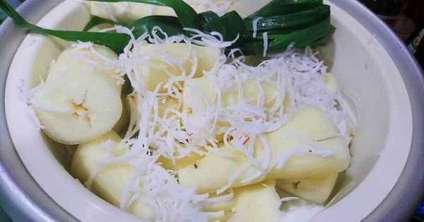 Đĩa bánh sắn hấp cốt dừa thơm ngon đã cắt miếng vừa ăn