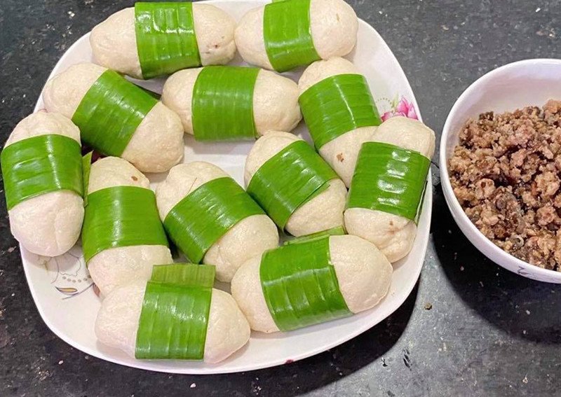 Đĩa bánh sắn hấp với dừa tươi bào sợi, trang trí đẹp mắt