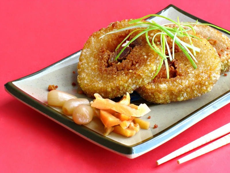 Đĩa bánh tét thơm ngon nhưng cần kiểm soát lượng ăn vào buổi tối để tránh tích tụ calo dư thừa.