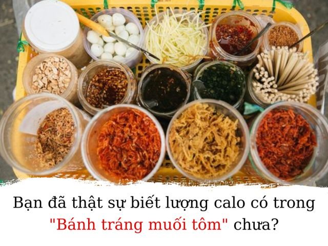 Đĩa bánh tráng muối tôm hấp dẫn đặt trên lá chuối xanh, gợi sự thèm ăn nhưng cần tìm hiểu bánh tráng tôm bao nhiêu calo.