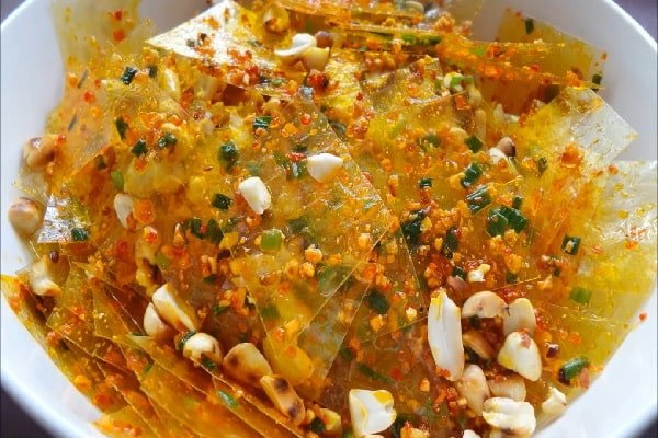 Đĩa bánh tráng trộn sa tế cay nồng, hấp dẫn đã hoàn thành