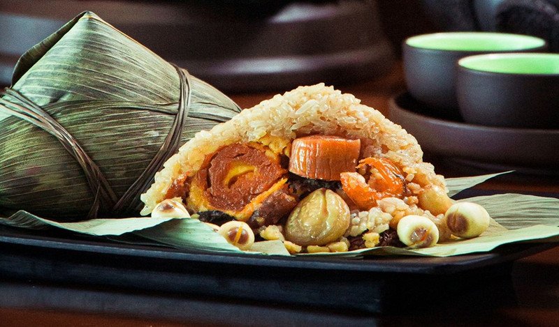 Đĩa bánh ú nhân mặn đầy đặn, gợi thắc mắc bánh ú bao nhiêu calo.