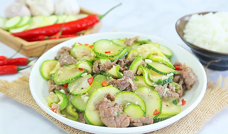 Đĩa bí ngòi xanh xào thịt bò hấp dẫn, giàu dinh dưỡng cho bữa cơm gia đình.
