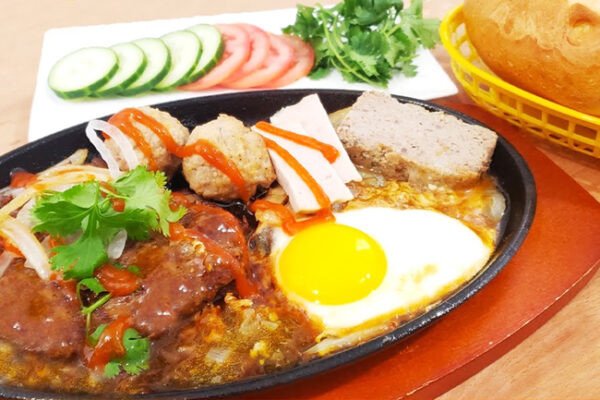 Đĩa bò né bánh mì nóng hổi đầy đủ topping