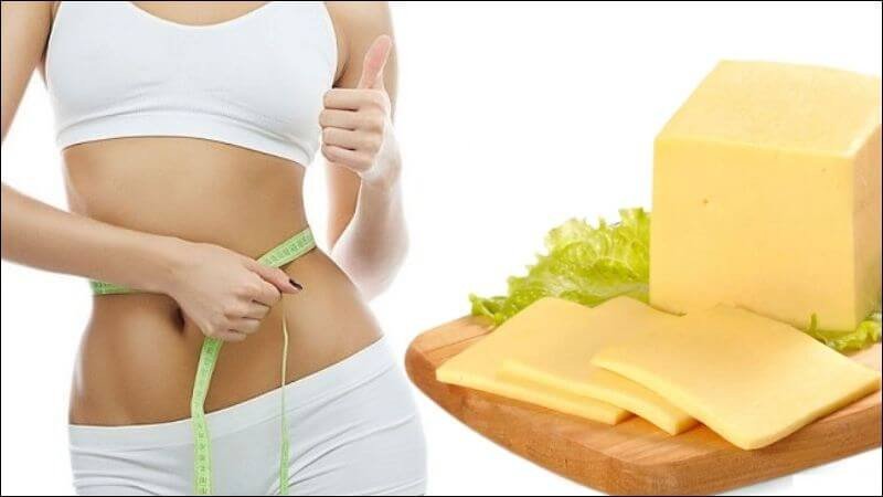 Đĩa bơ thực vật và rau xanh tươi, biểu thị cách sử dụng bơ thực vật khoa học để kiểm soát cân nặng