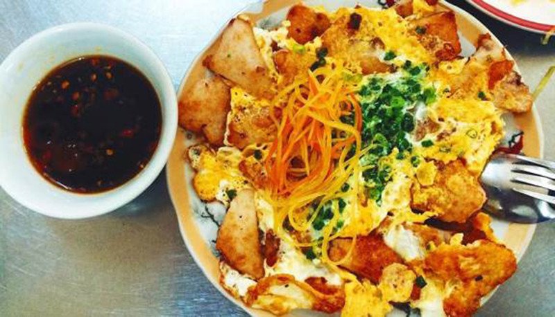 Đĩa bột chiên trứng nóng hổi kèm chén nước chấm bột chiên thơm ngon