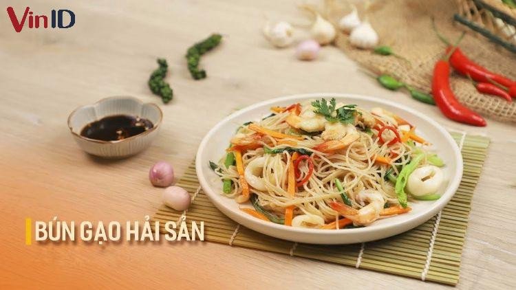 Dĩa bún gạo xào hải sản tươi ngon, đầy đủ dinh dưỡng.