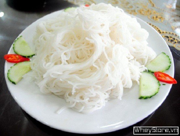 Đĩa bún lá tươi ngon, sợi trắng đều