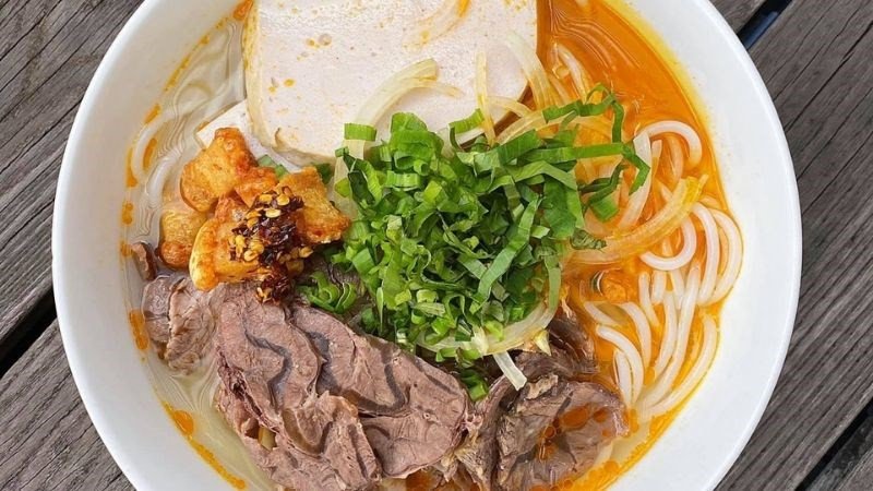 Đĩa bún tươi trắng, biểu thị một nguồn thực phẩm cung cấp selen và các dưỡng chất thiết yếu cho cơ thể khỏe mạnh
