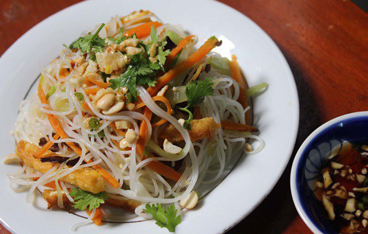 Đĩa bún xào chay thập cẩm hoàn chỉnh với màu sắc hấp dẫn