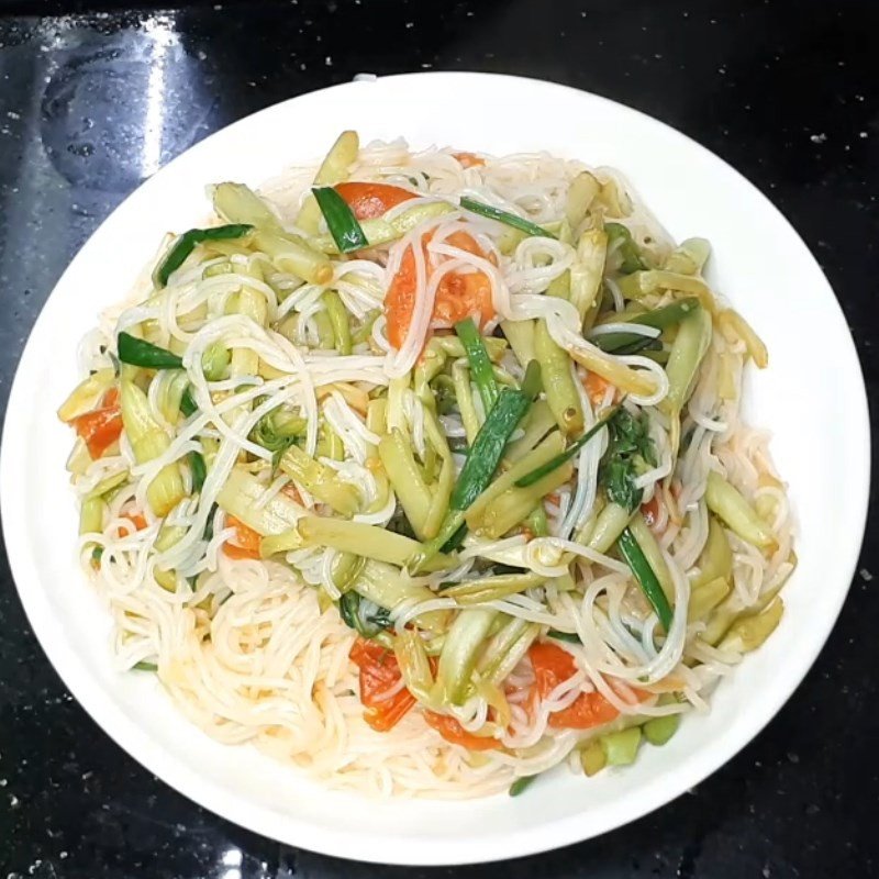 Đĩa bún xào rau cần cà chua hoàn thành hấp dẫn