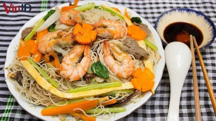 Đĩa bún xào thập cẩm đầy đặn, phong phú với rau củ và hải sản.
