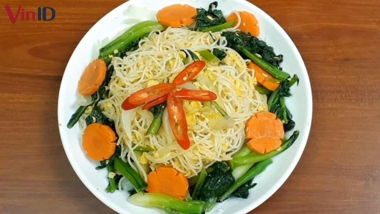 Dĩa bún xào trứng nhanh gọn, phù hợp bữa sáng.
