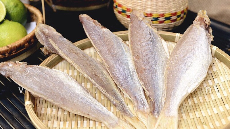 Đĩa cá com khô đã chế biến, minh họa lượng calo cần chú ý khi ăn
