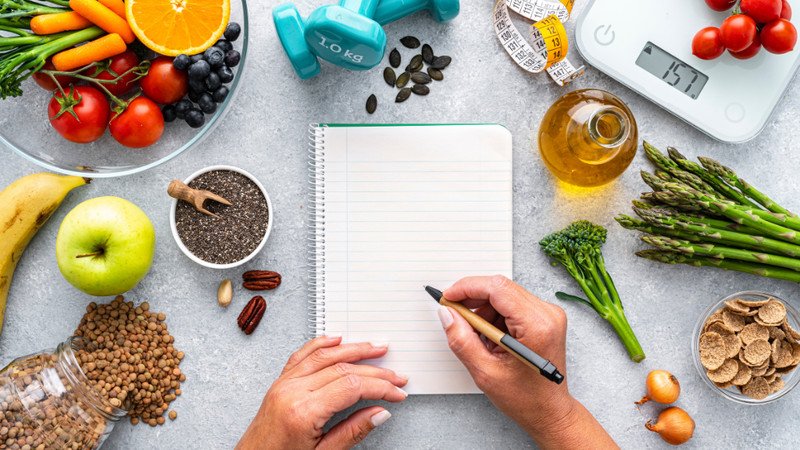 Dĩa cá hồi nướng vàng ruộm với sốt bơ và rau xanh, gợi ý món ăn dinh dưỡng và cân bằng.