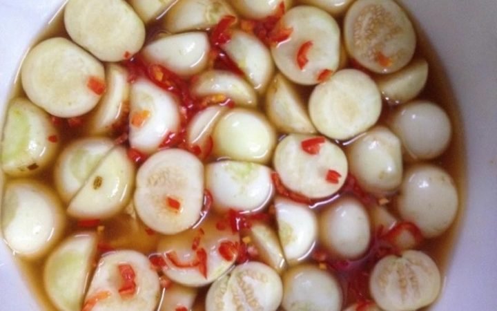 Đĩa cà pháo muối giòn hấp dẫn trên mâm cơm Việt, món ăn kèm ít calo