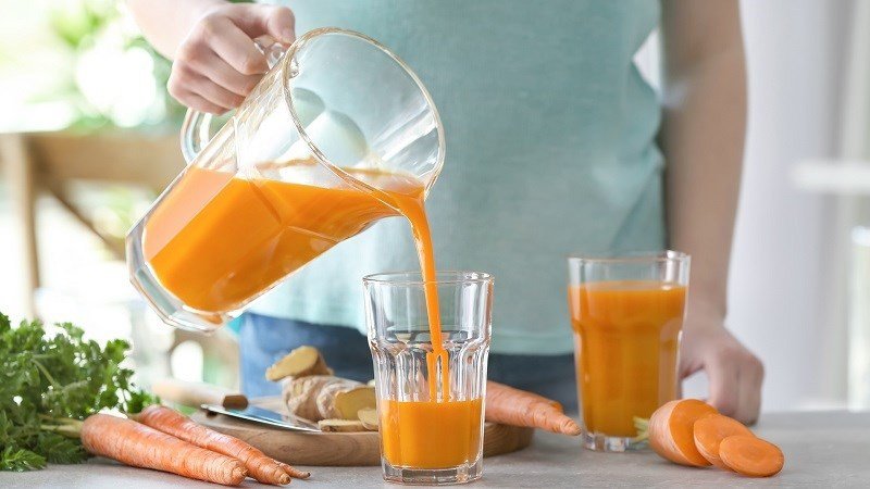 Đĩa cà rốt tươi nguyên củ, minh họa lượng cà rốt khuyến nghị nên ăn mỗi ngày để đảm bảo dinh dưỡng và tránh tác dụng phụ