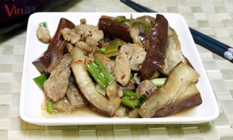 Đĩa cà tím xào thịt ba chỉ nóng hổi, đậm đà màu sắc