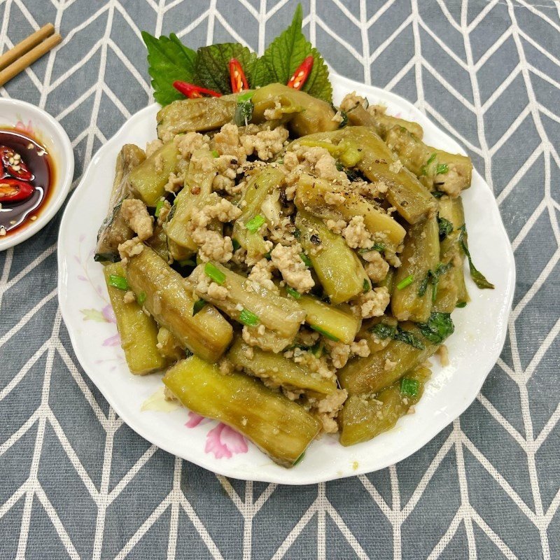 Đĩa cà tím xào thịt băm thơm ngon, đậm đà