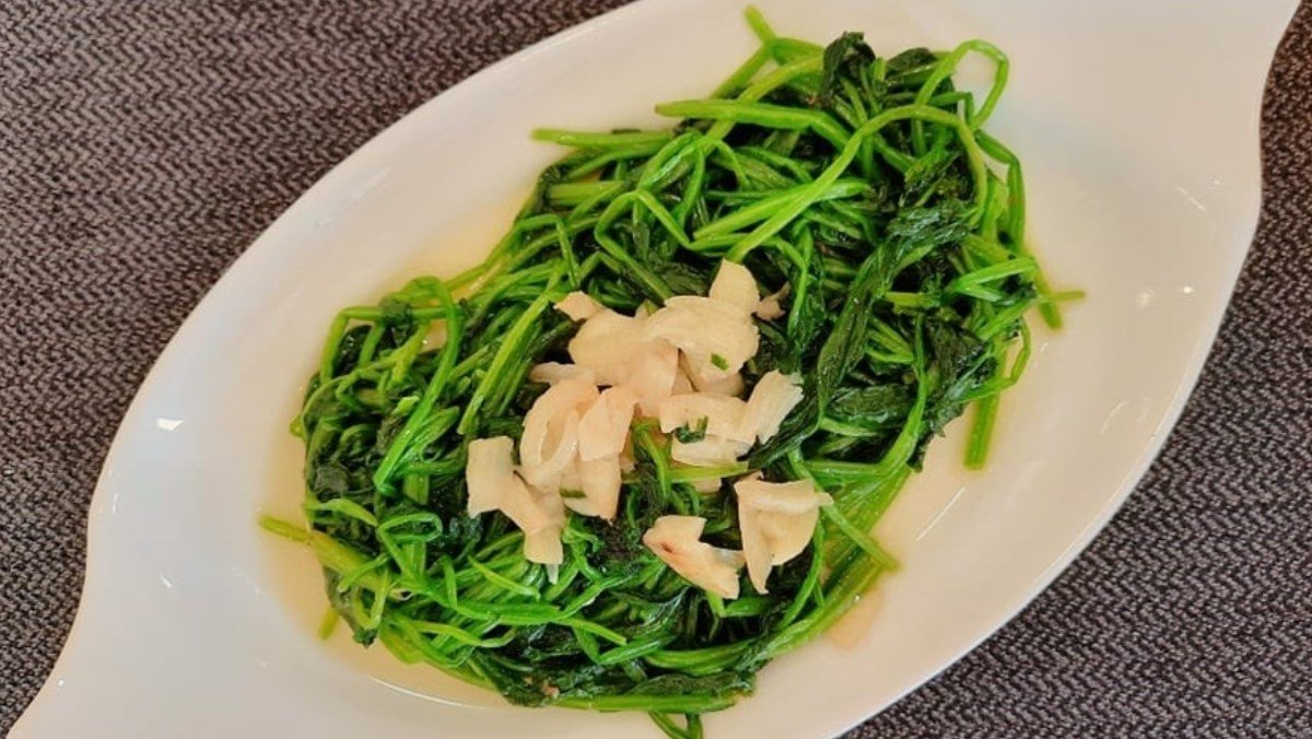 Đĩa cải bó xôi xào tỏi xanh mướt, thơm ngon đã hoàn thành