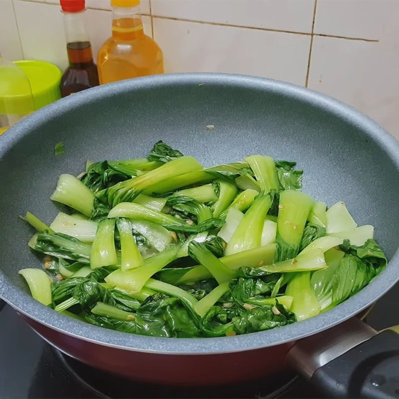 Đĩa cải chíp xào tỏi nóng hổi sẵn sàng thưởng thức