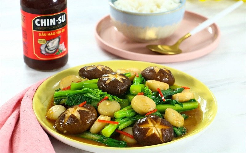 Đĩa cải ngồng xào cồi sò điệp và nấm đông cô bắt mắt