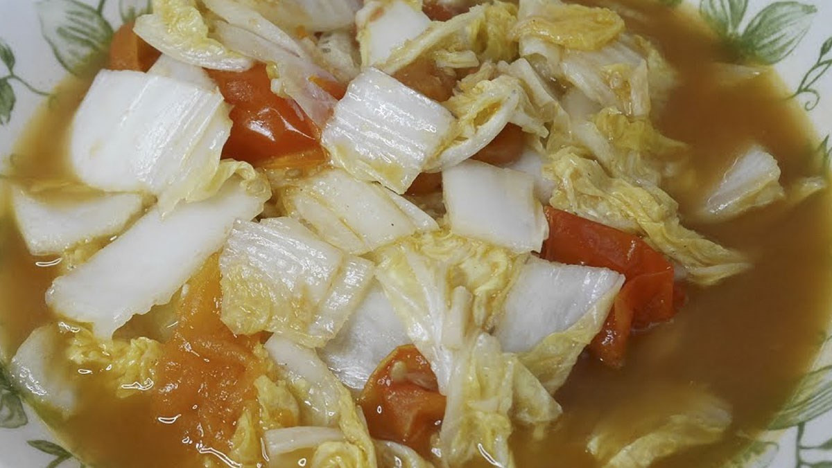 Đĩa cải thảo xào cà chua xanh tươi, vị thanh mát