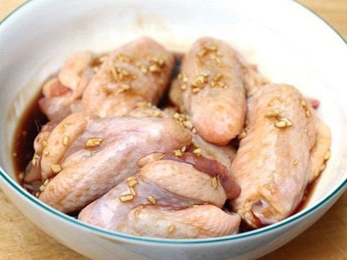 Đĩa cánh gà chiên nước mắm vàng óng ả, hấp dẫn, rắc thêm chút hành lá
