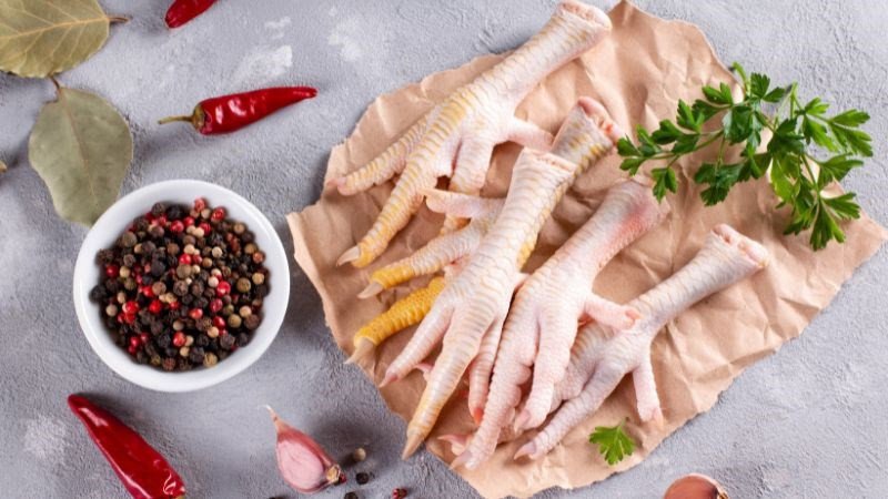 Đĩa chân gà đã luộc chín thơm ngon