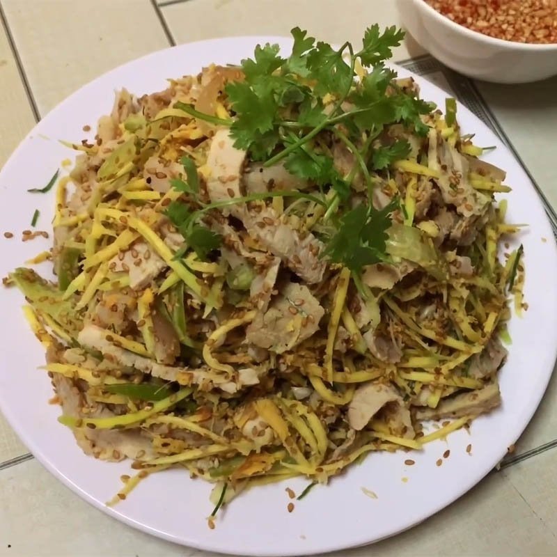 Đĩa chạo thịt lợn miền Bắc thành phẩm, trang trí ngò rí, sẵn sàng thưởng thức với rau sống