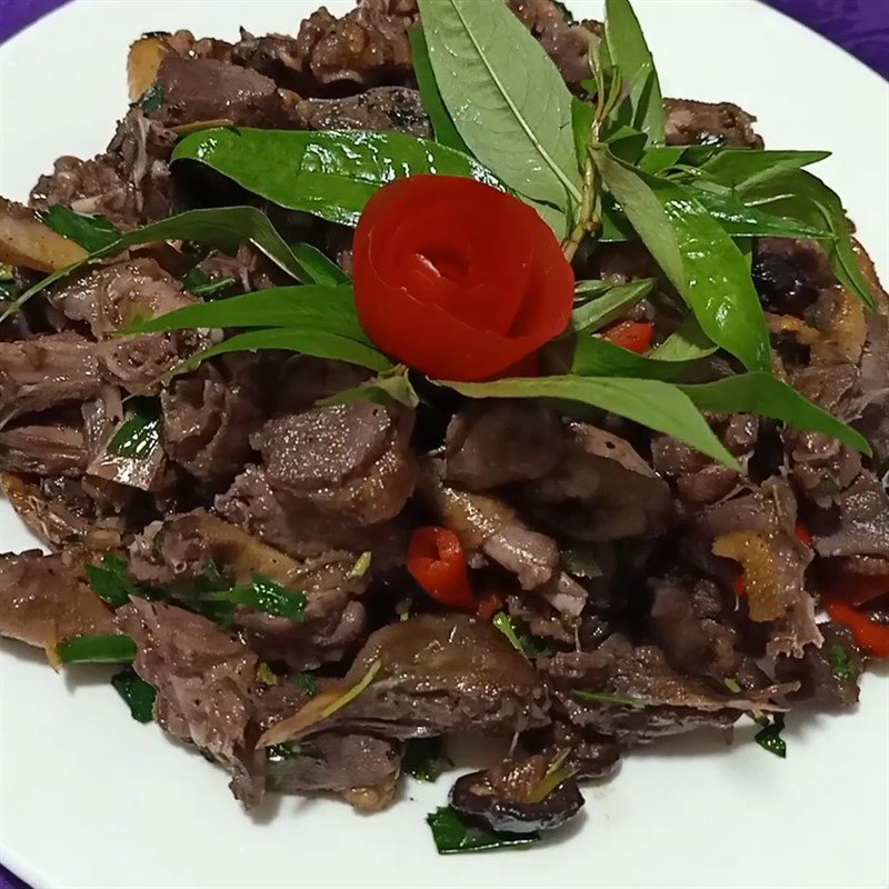 Đĩa chim câu xào hành răm thơm lừng sẵn sàng thưởng thức