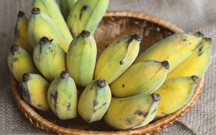Đĩa chuối sứ đã bóc vỏ, sẵn sàng thưởng thức