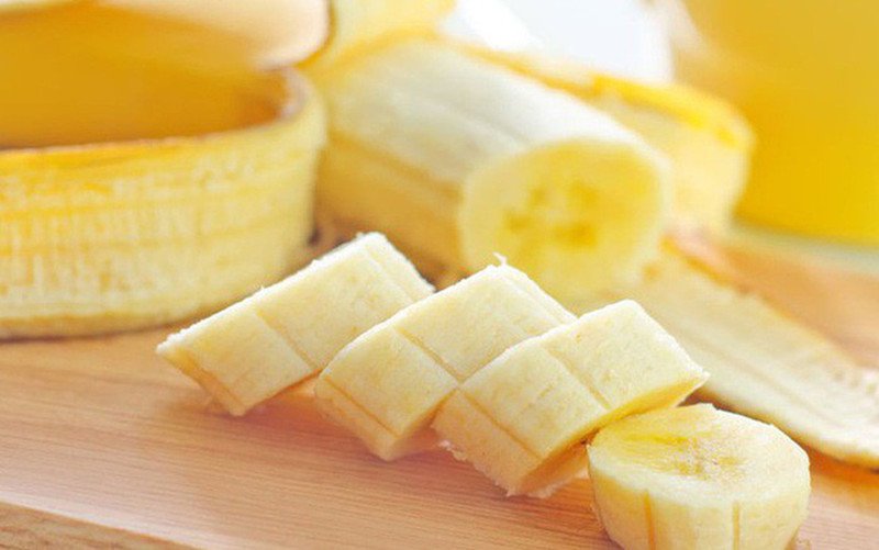 Đĩa chuối sứ tươi ngon, bổ dưỡng trên bàn gỗ