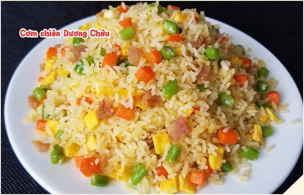 Dĩa cơm chiên Dương Châu thơm ngon, đầy màu sắc, sẵn sàng để thưởng thức.