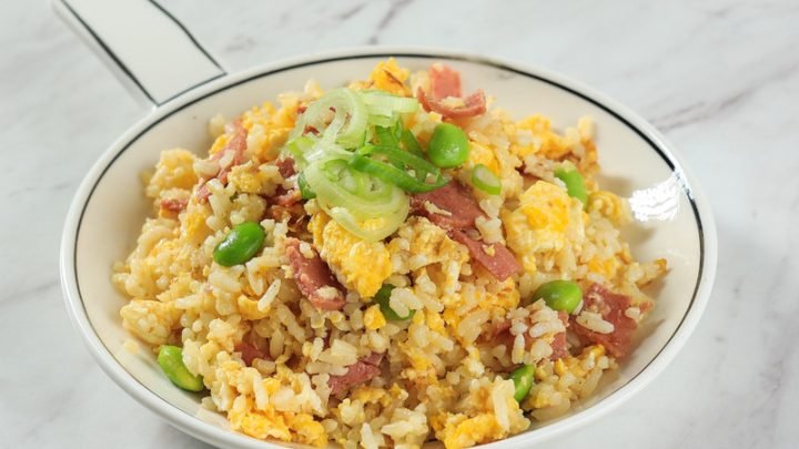 Đĩa cơm chiên Dương Châu với tôm, trứng và rau củ