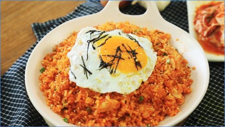 Đĩa cơm chiên trứng vàng ươm hấp dẫn