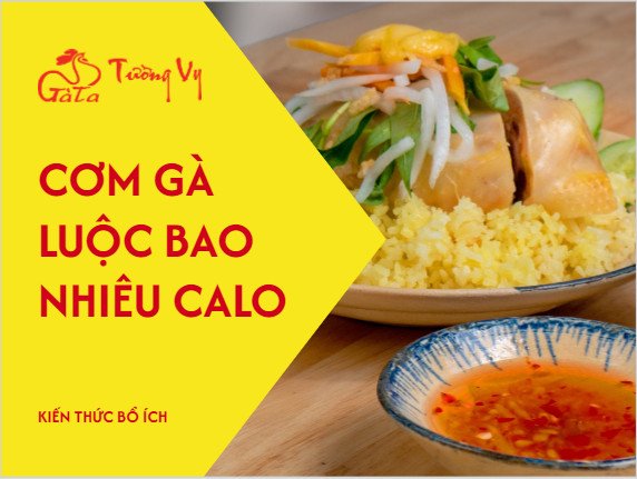 Đĩa cơm gà luộc đầy đủ dinh dưỡng với thịt gà, cơm và rau sống