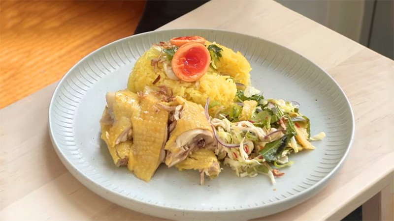 Đĩa cơm gà Tam Kỳ vàng óng, thịt gà xé phay mềm ngọt kèm gỏi hấp dẫn sẵn sàng thưởng thức