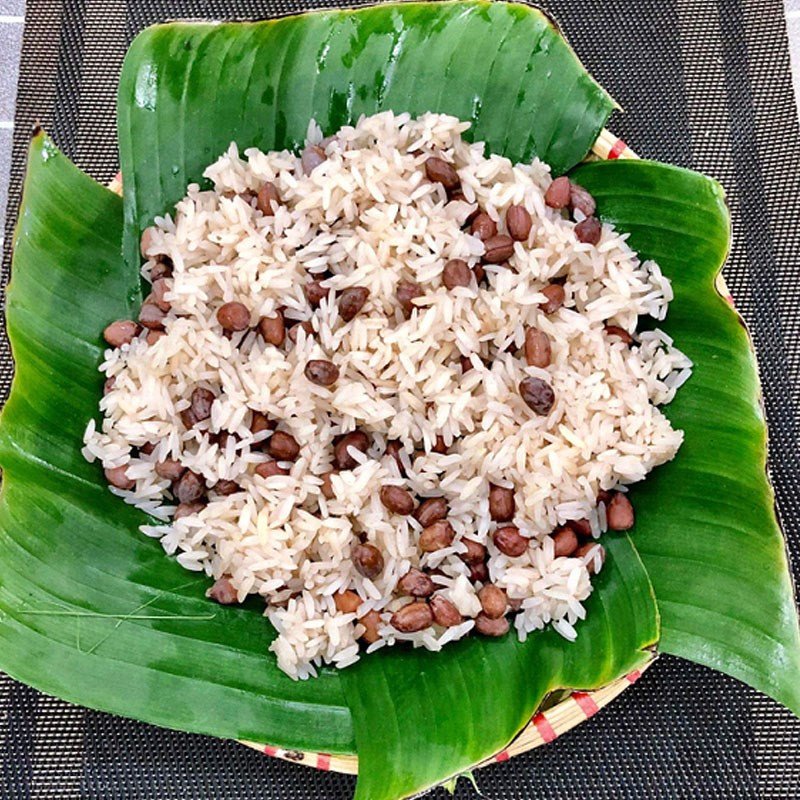 Đĩa cơm nếp lạc dẻo bùi sẵn sàng thưởng thức