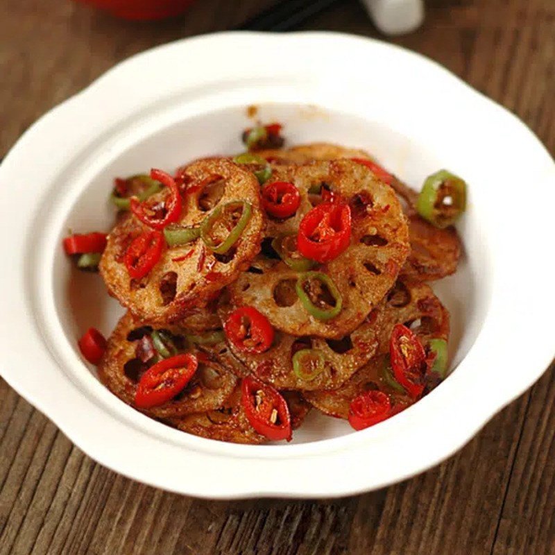 Đĩa củ sen xào cay rực rỡ và hấp dẫn