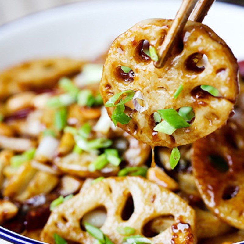 Đĩa củ sen xào đậu phộng đã hoàn thành